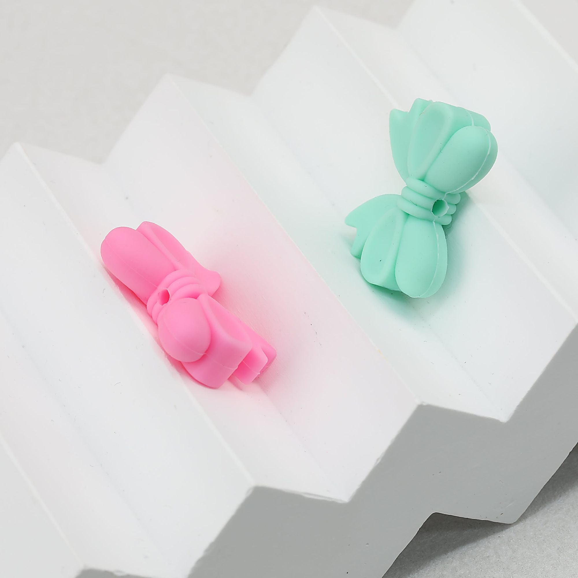 Bow Shape Silicone Beads with Vertical Hole 20pcs