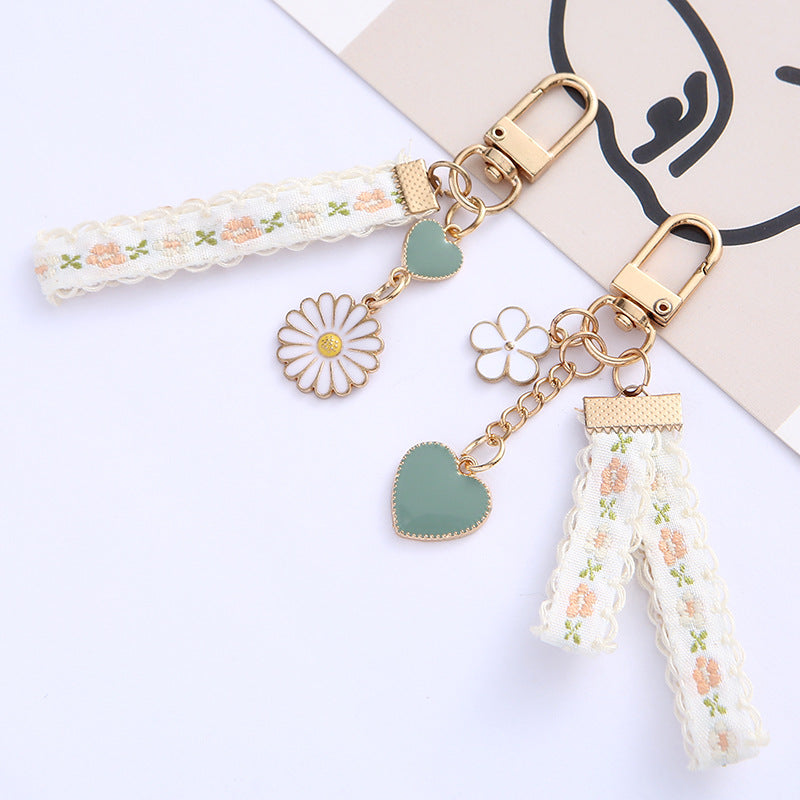 Alloy Daisy Lace Keychain Vintage Floral Charm with Golden Details 2