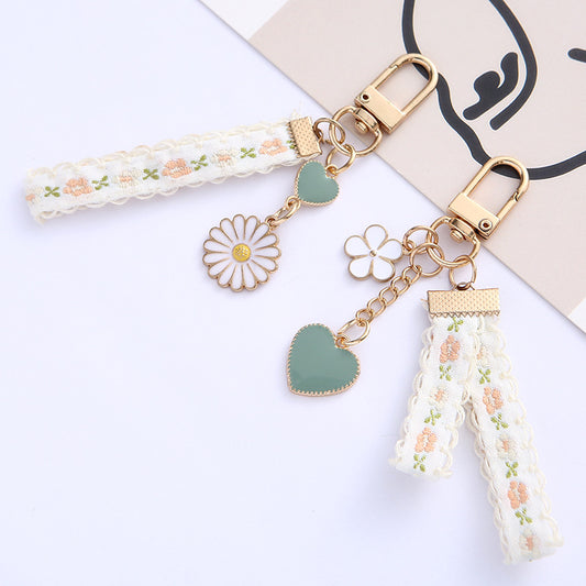 Alloy Daisy Lace Keychain Vintage Floral Charm with Golden Details 2