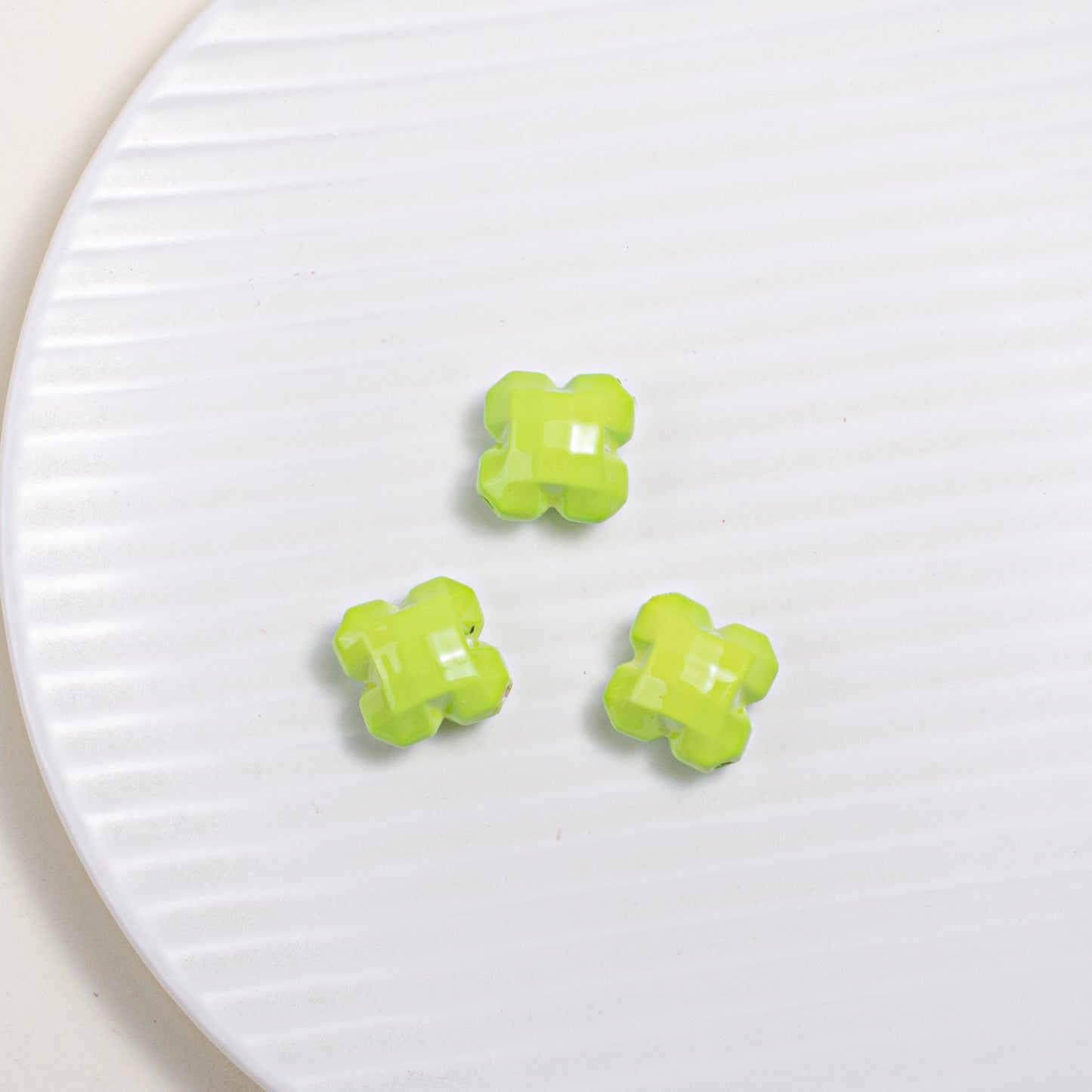 Glossy Painted Faceted Four-Leaf Clover Acrylic Beads 16mm 5pcs 7
