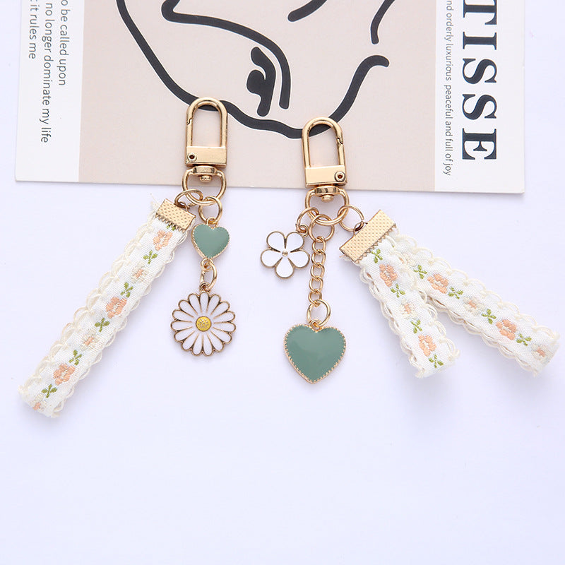 Alloy Daisy Lace Keychain Vintage Floral Charm with Golden Details