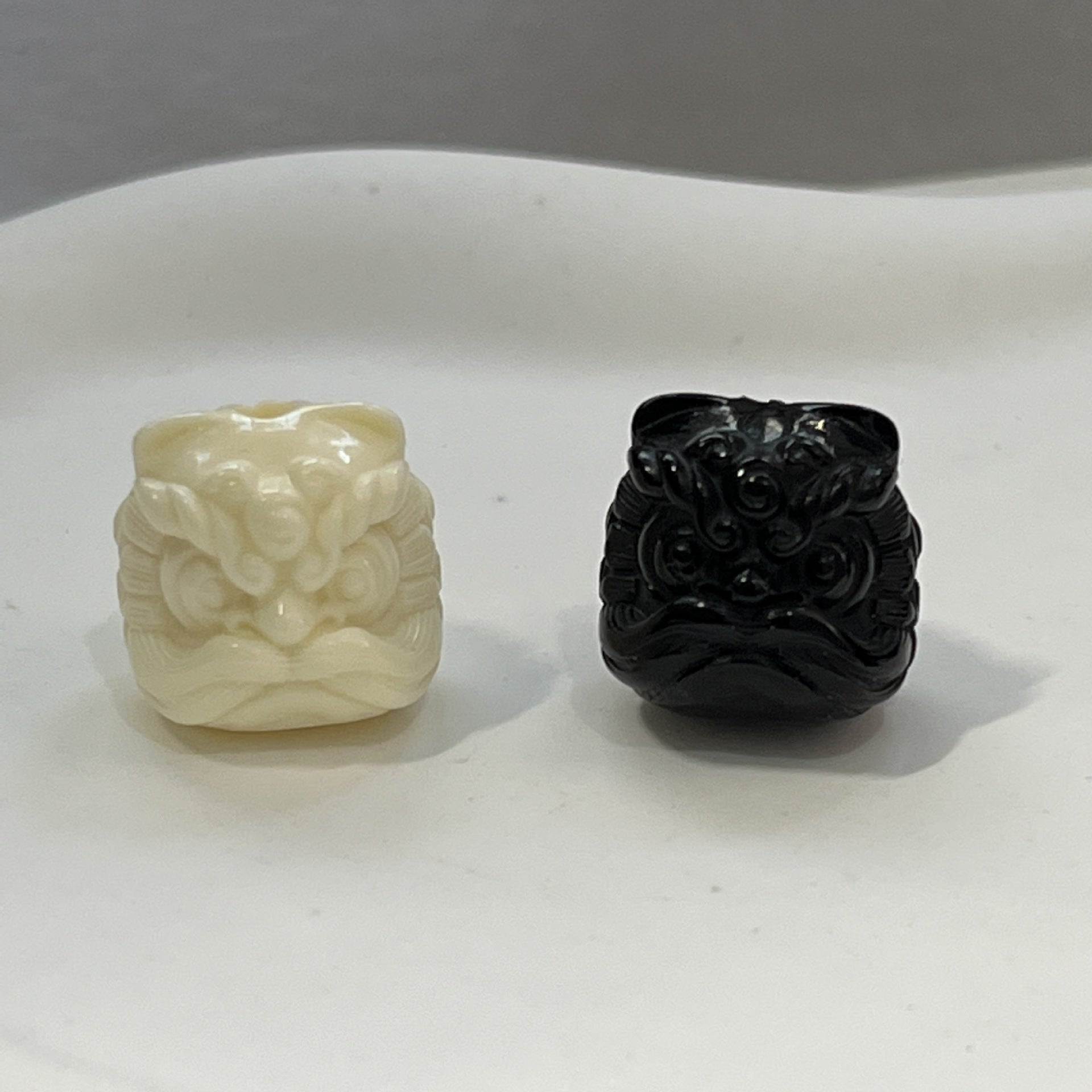 Glossy Dancing Lion Shaped Resin Beads 16mm 50pcs 2