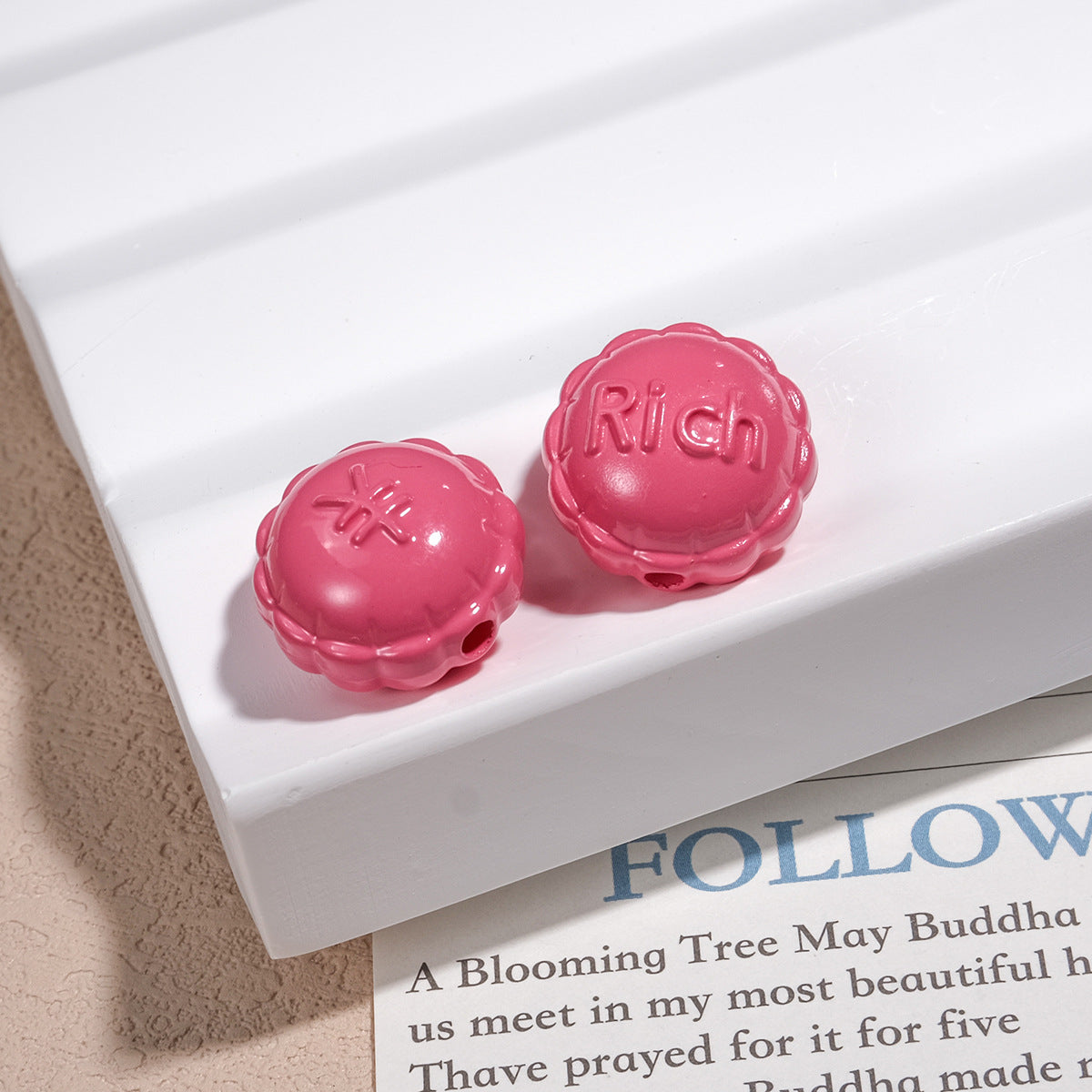 Word Rich Round Acrylic Beads 15mm Glossy Scalloped Edge 50pcs 18