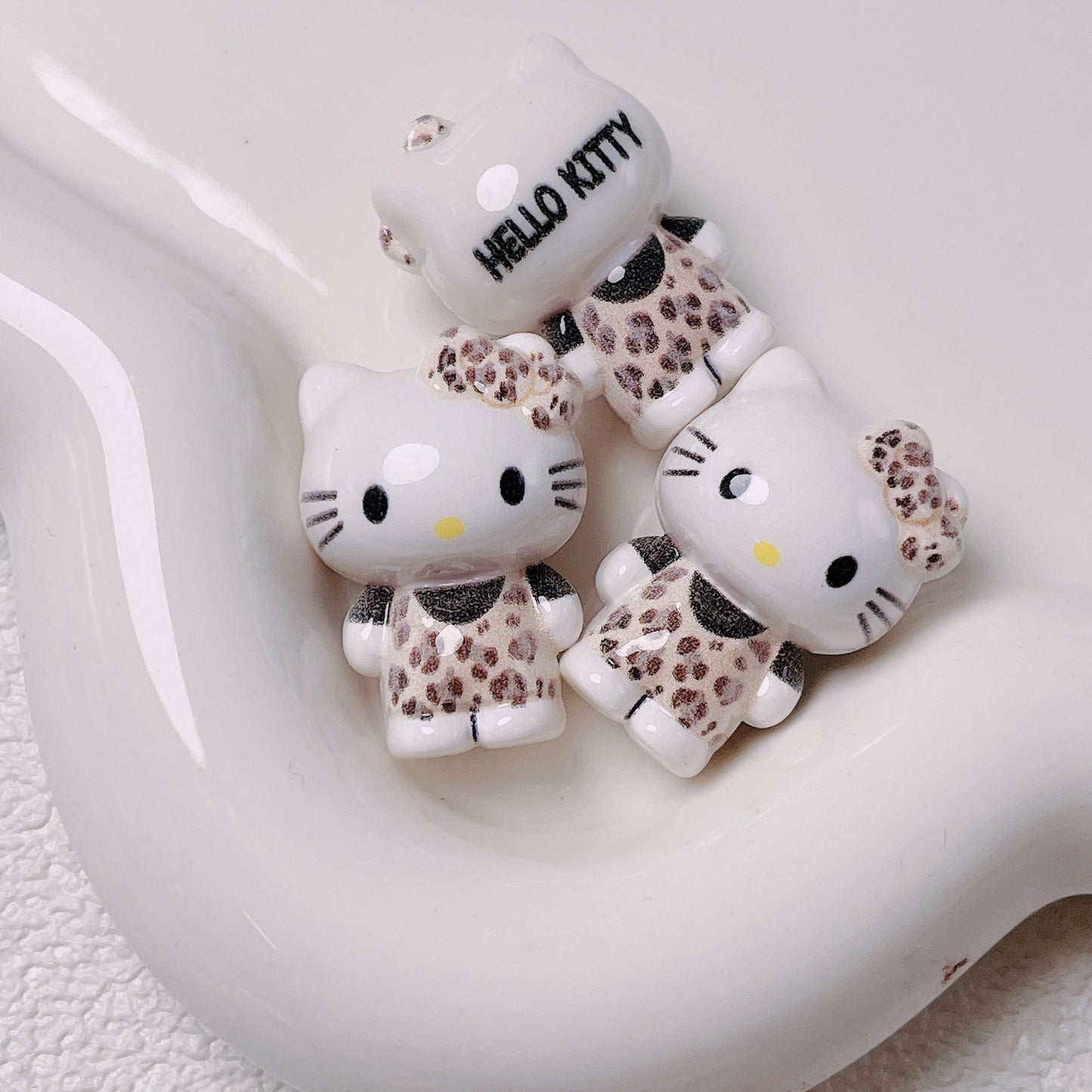 3D Painted Acrylic Beads 26mm Sun Kissed Hello KT Character 5pcs 10