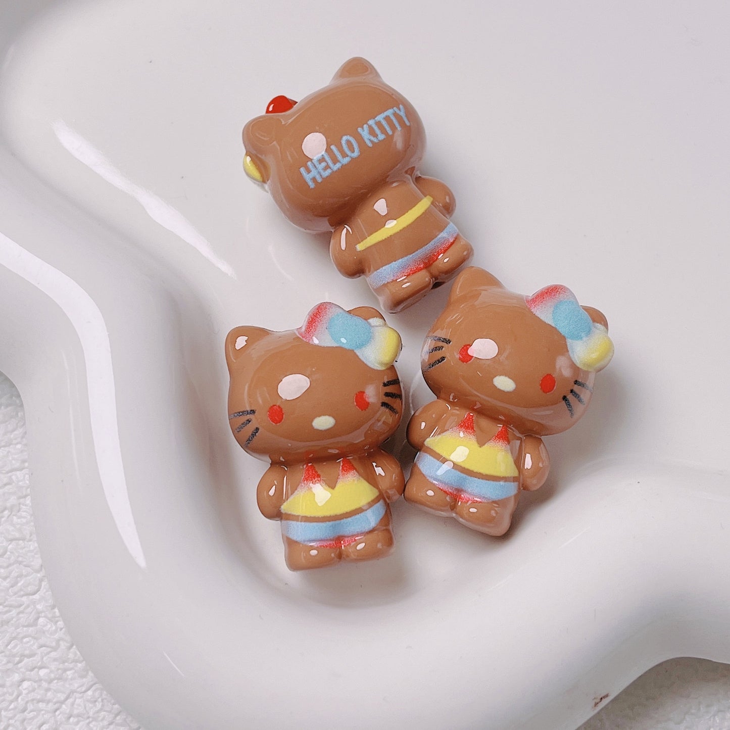 3D Painted Acrylic Beads 26mm Sun Kissed Hello KT Character 5pcs 11
