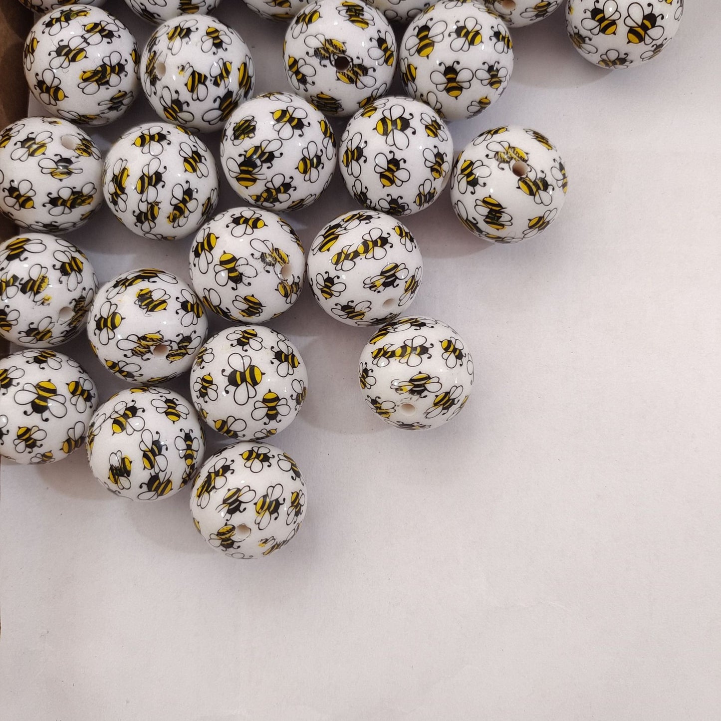 Printed Bubblegum Beads 20mm Adorable Bee Pattern White 10pcs