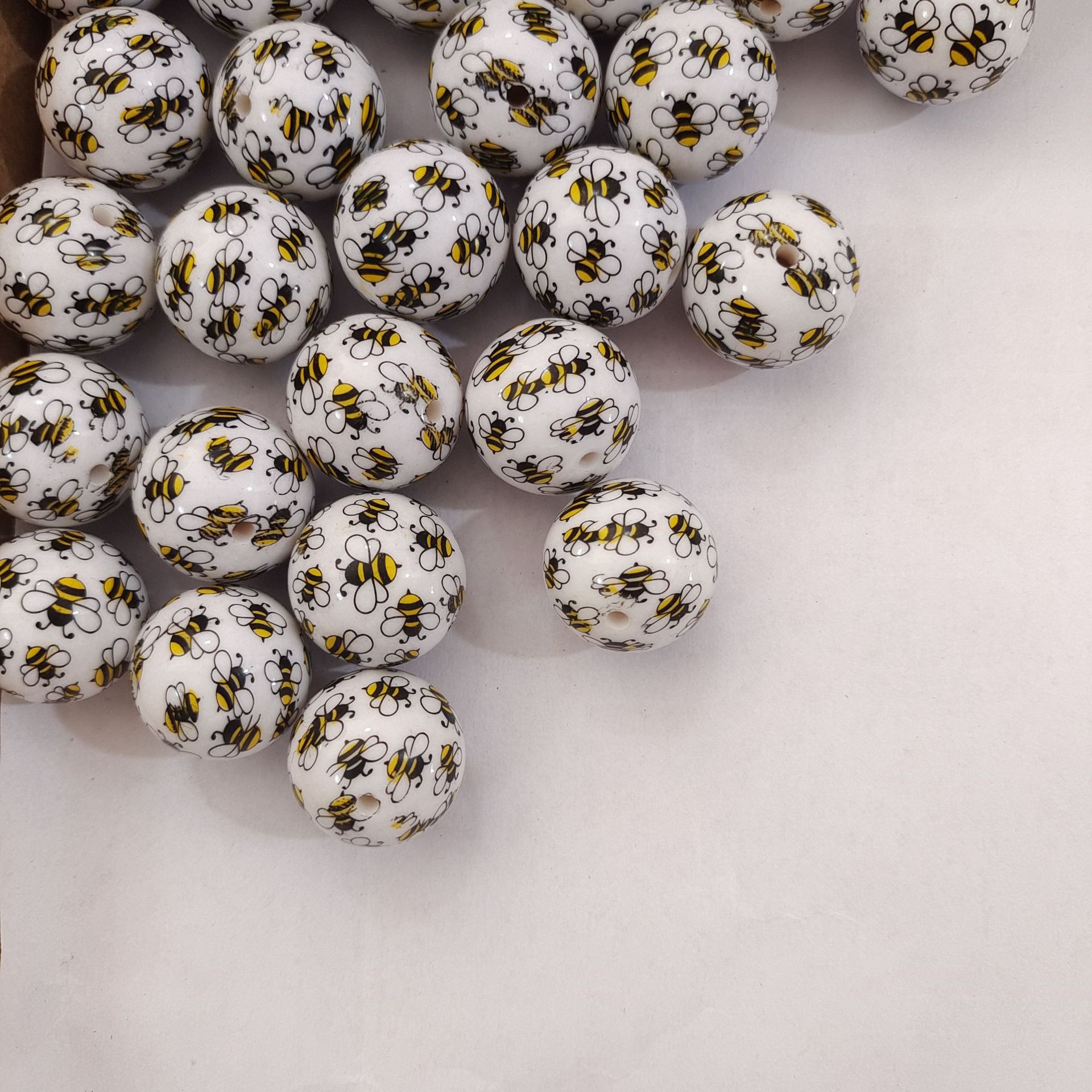 Printed Bubblegum Beads 20mm Adorable Bee Pattern White 10pcs