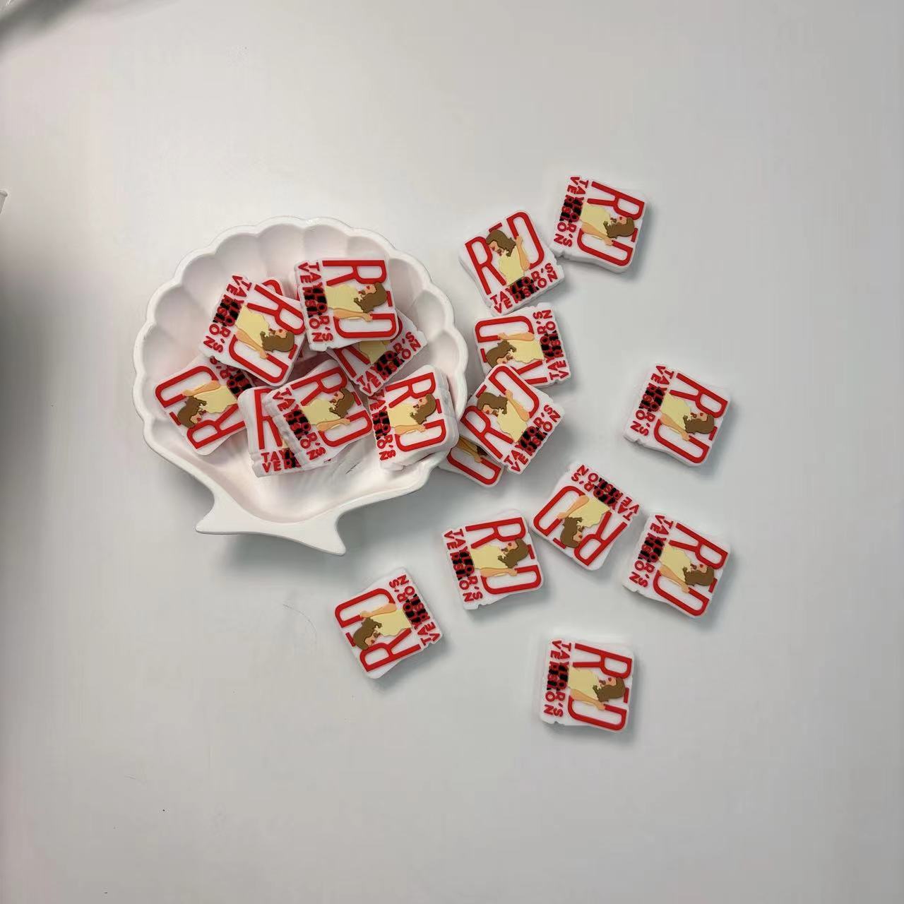 Silicone Focal Beads Taylor Swift Red Lips Vintage Hats 20pcs 3