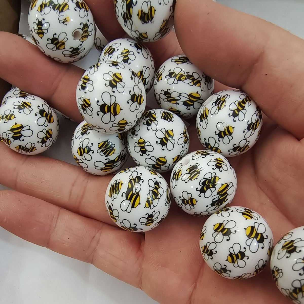 Printed Bubblegum Beads 20mm Adorable Bee Pattern White 10pcs 3