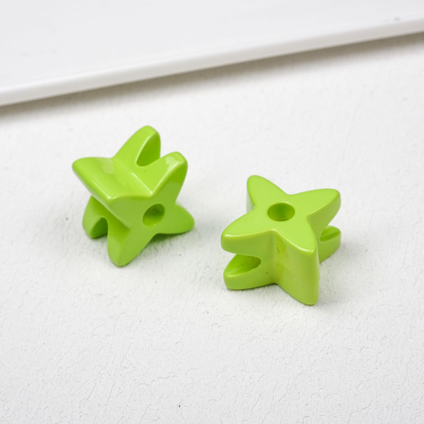 Glossy Clover Shaped Acrylic Beads 25x24x14mm Hole 6mm 20pcs 8